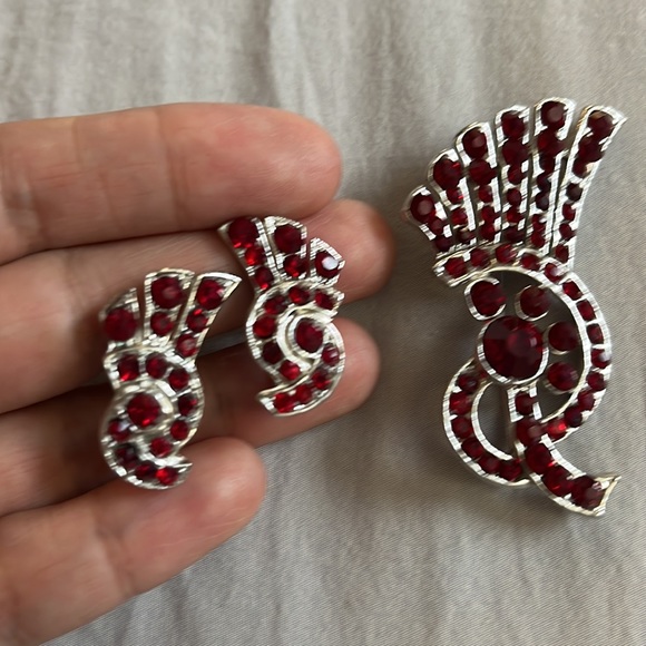 Vintage Ruby Rhinestone Jewelry Set Pin Clip On Earrings MCM Art Deco Brooch Mod - Picture 8 of 9